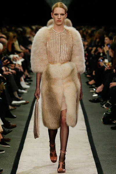Look 16